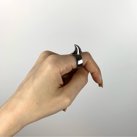 Men’s/Women’s Givenchy Designer Silver tone Shark Ring, SZ: 6/7 - Picture 8 of 12